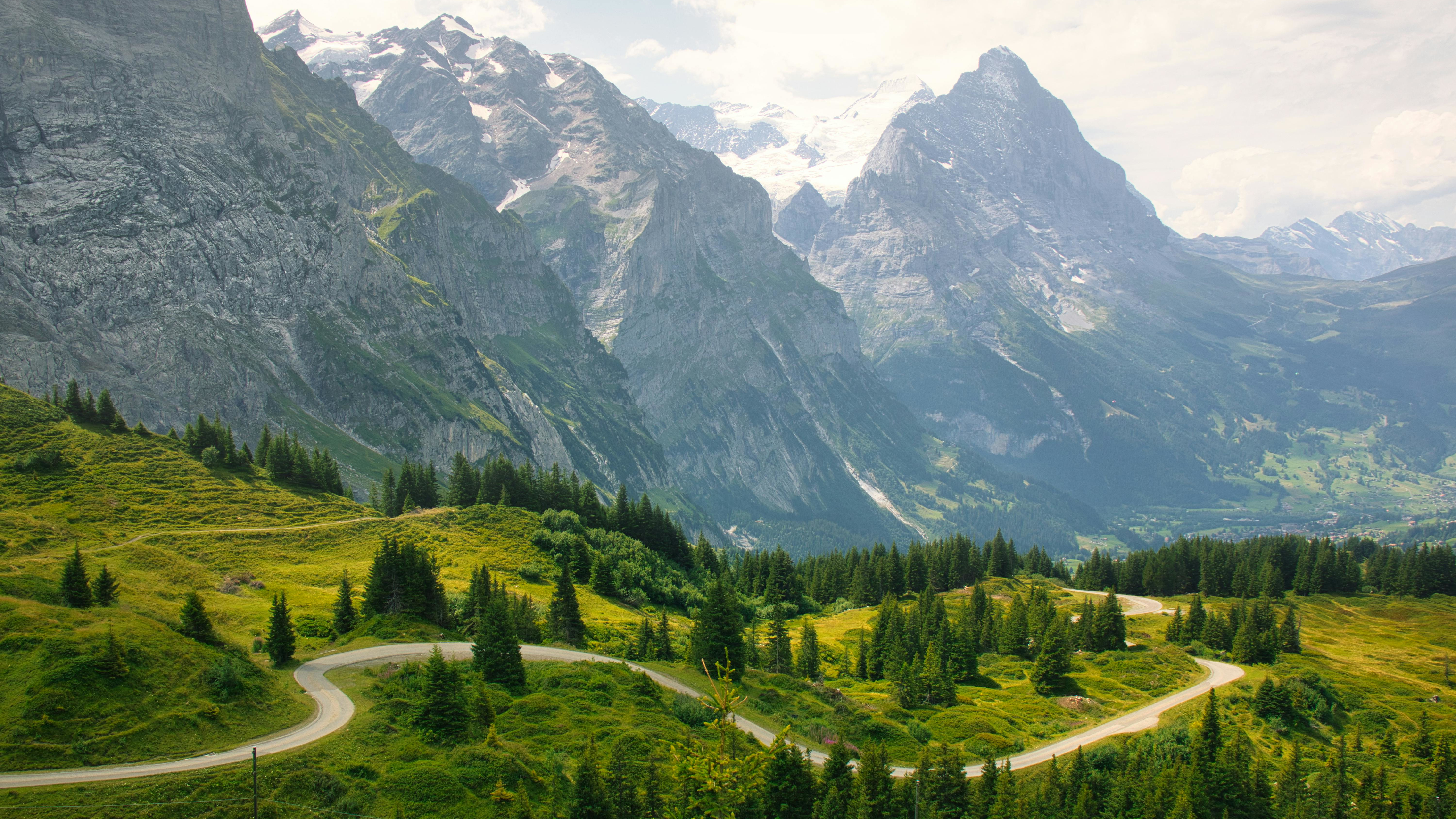 Majestätische Berge und üppige Täler Panoramablick