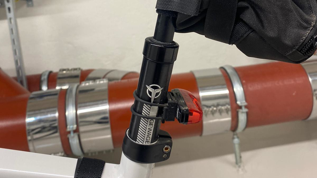 GEWAGE Fahrradsattelstütze an einem Fahrrad montiert