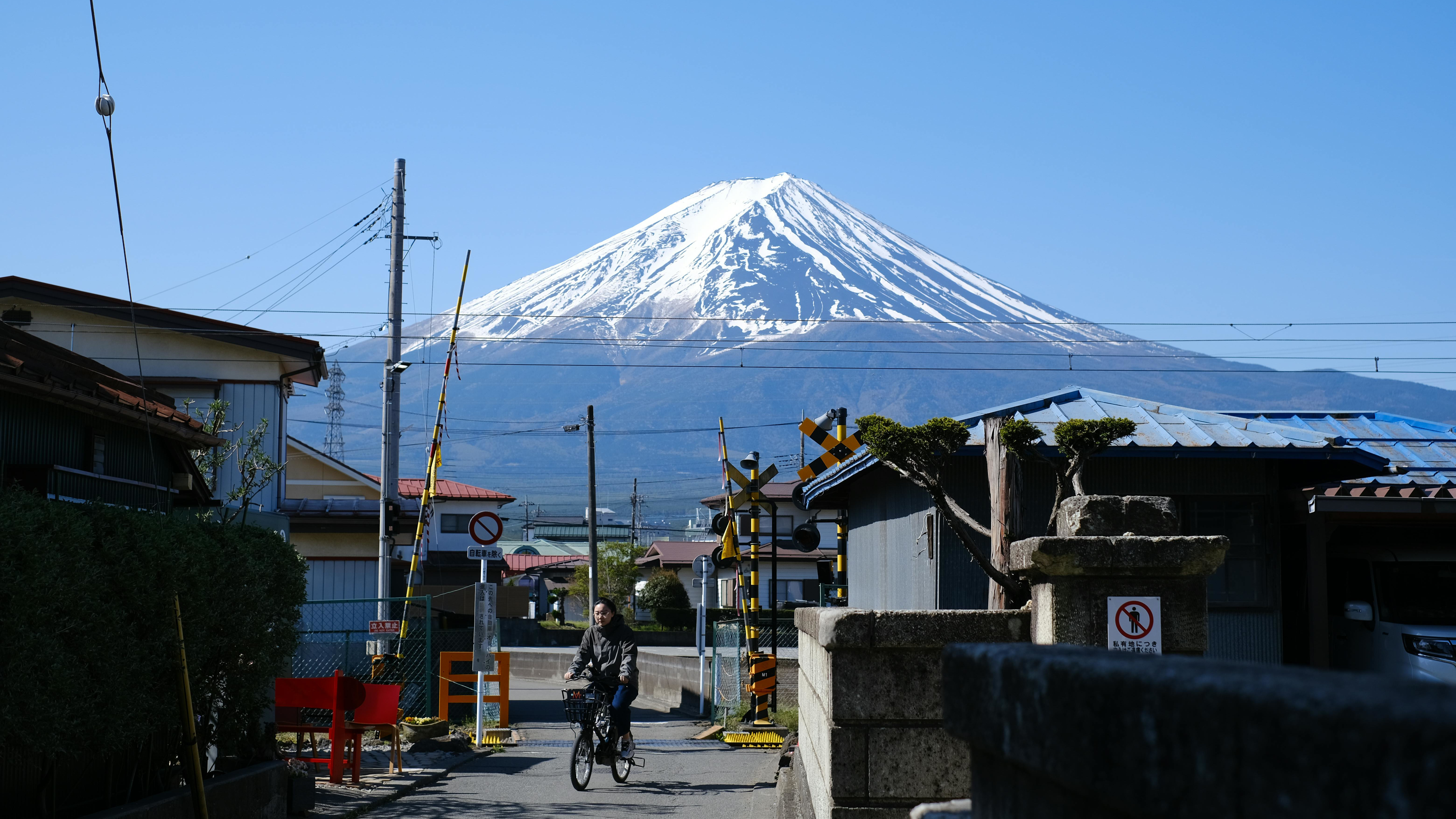 Der Berg Fuji spiegelt sich in einem ruhigen See wider