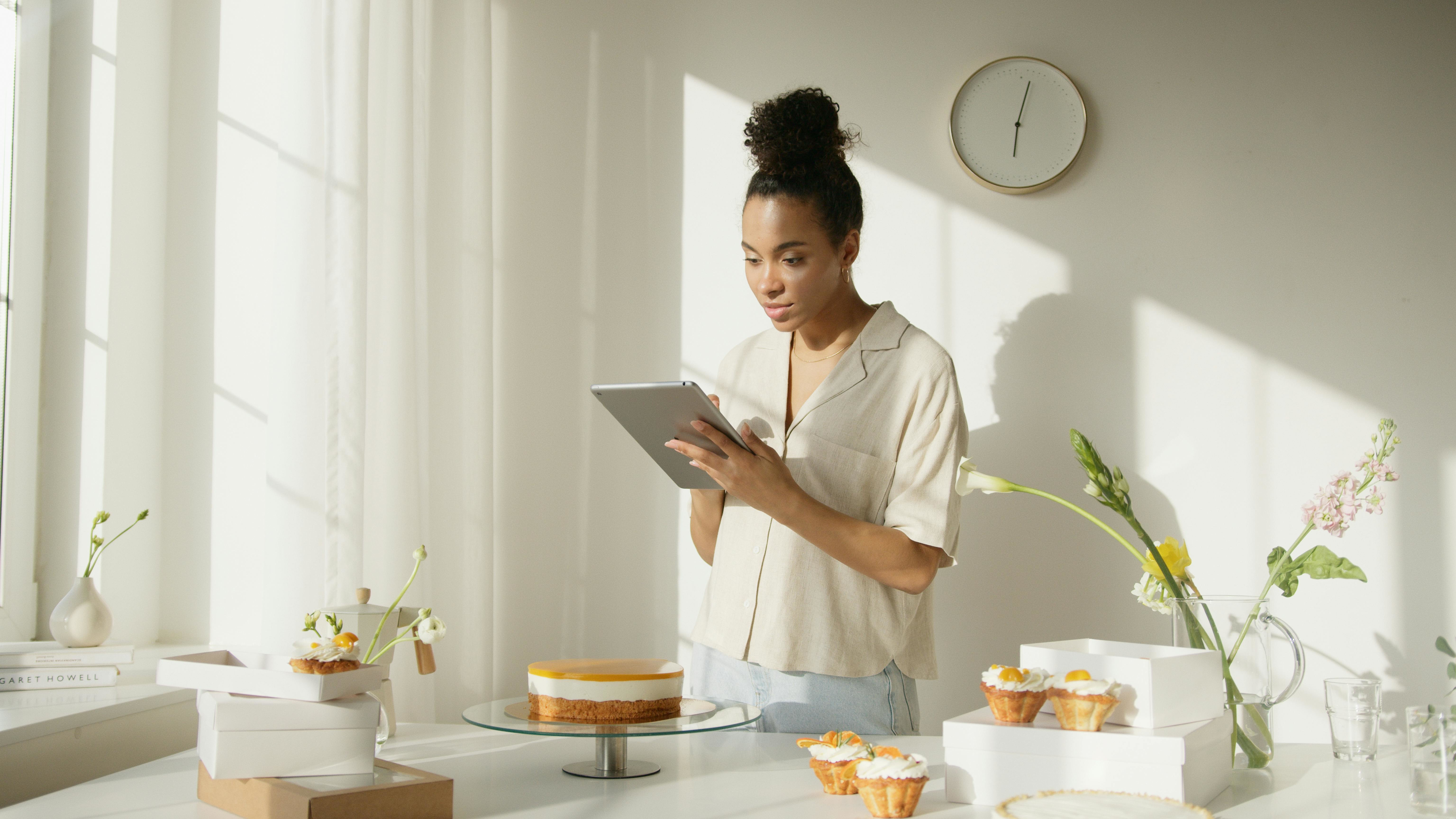 Thermomix umgeben von Objekten wie Rezepten und einer Telefon-App