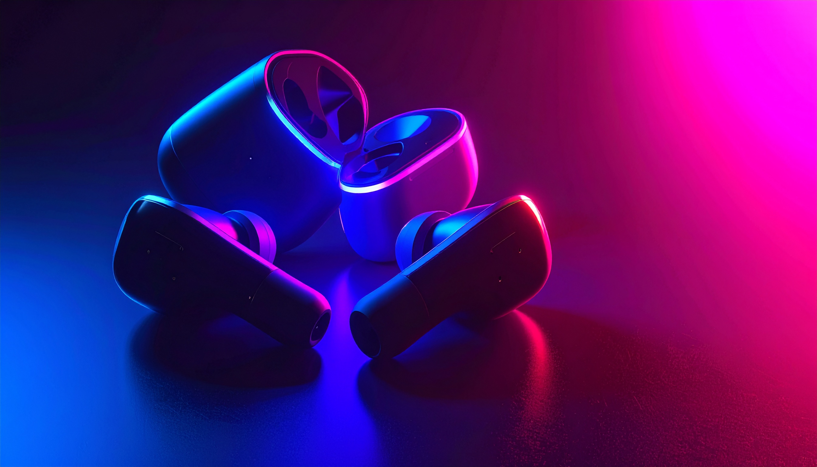 Auriculares inalámbricos variados dispuestos sobre una mesa, mostrando diferentes marcas y estilos


