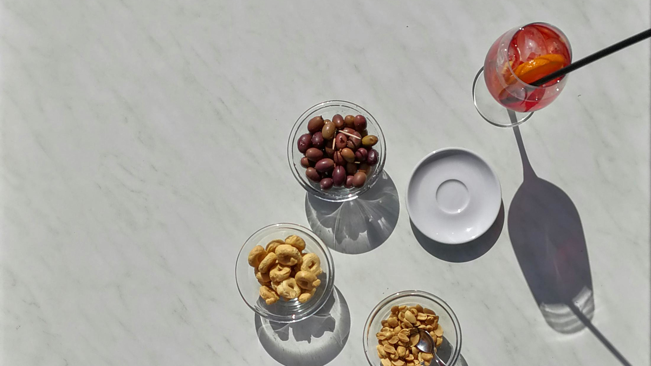 Aperitivo en la mesa